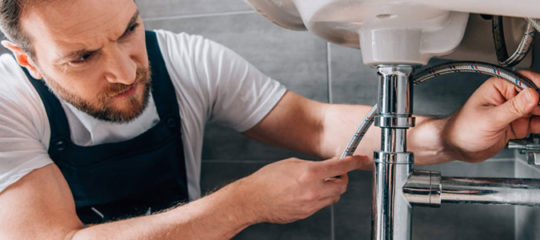 un plombier qualifié