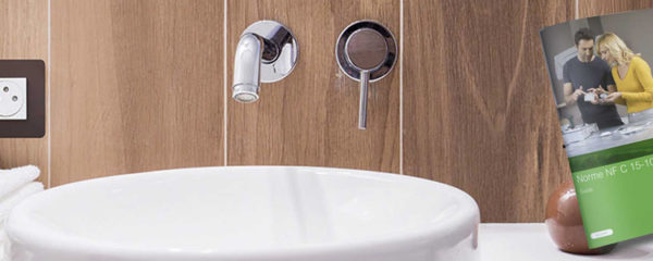 Installation de prise électrique pour la salle de bain